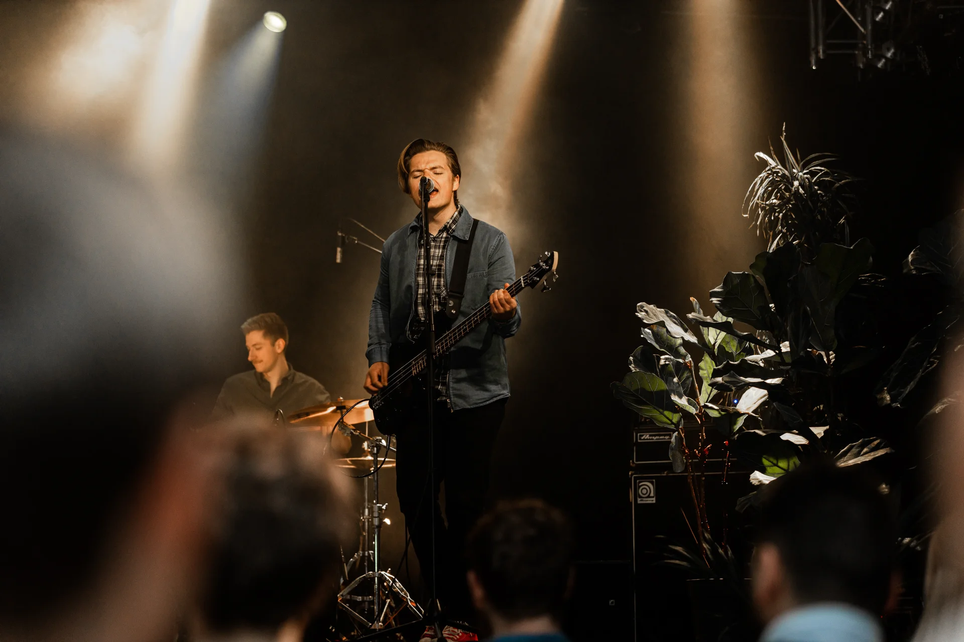 Gitarist og vokalist i varmt scenelys på konsert